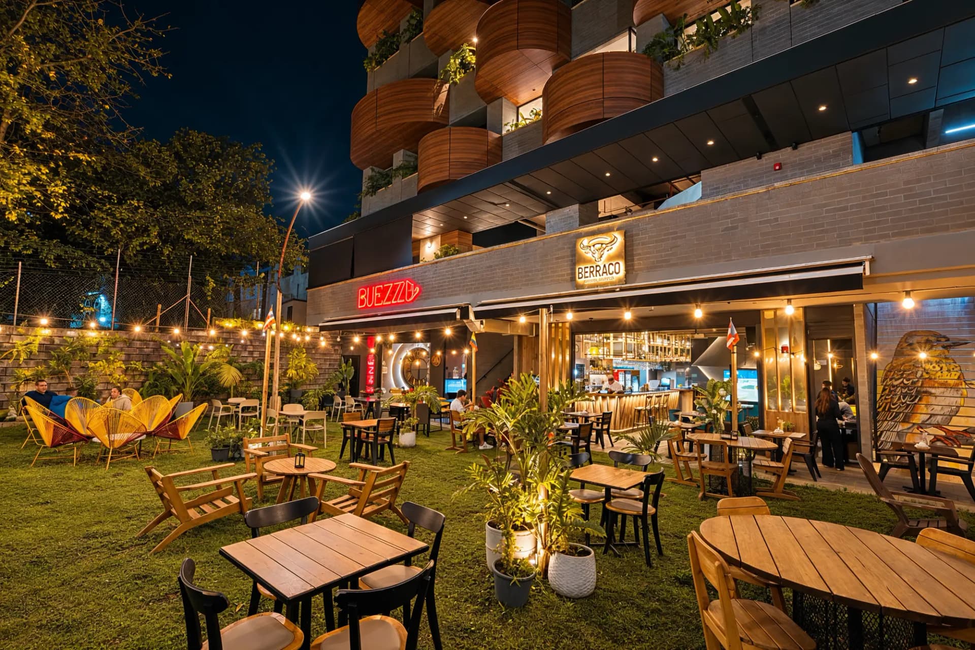 Fachada y jardín de Heiss Hotel de noche en Manila, El Poblado